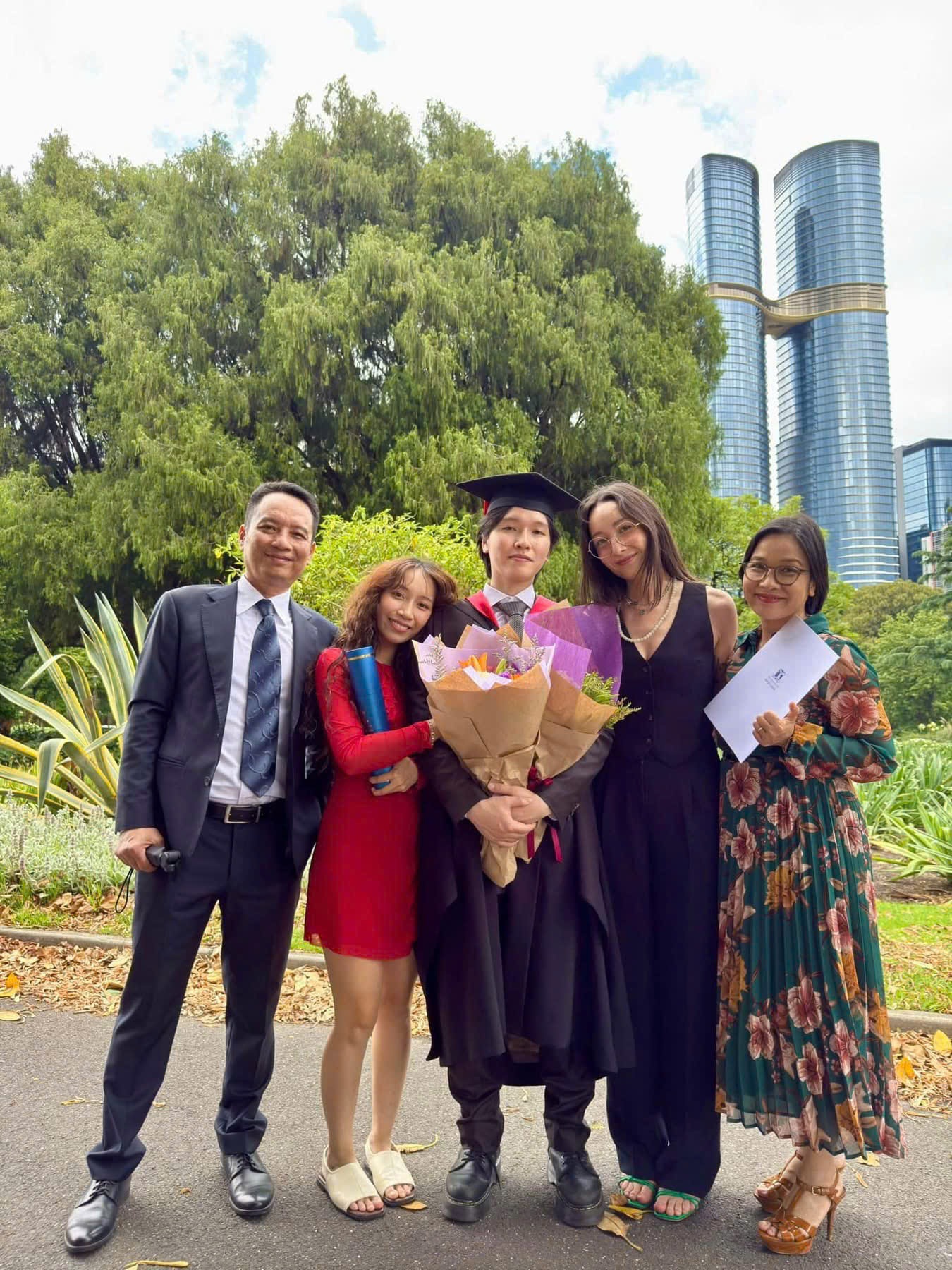 Gia đình Mỹ Anh từ trái qua: Bố – nhạc sĩ Anh Quân, ca sĩ Mỹ Anh, anh trai Anh Duy, chị gái Anna Trương, mẹ – diva Mỹ Linh (Ảnh: Nhân vật cung cấp).