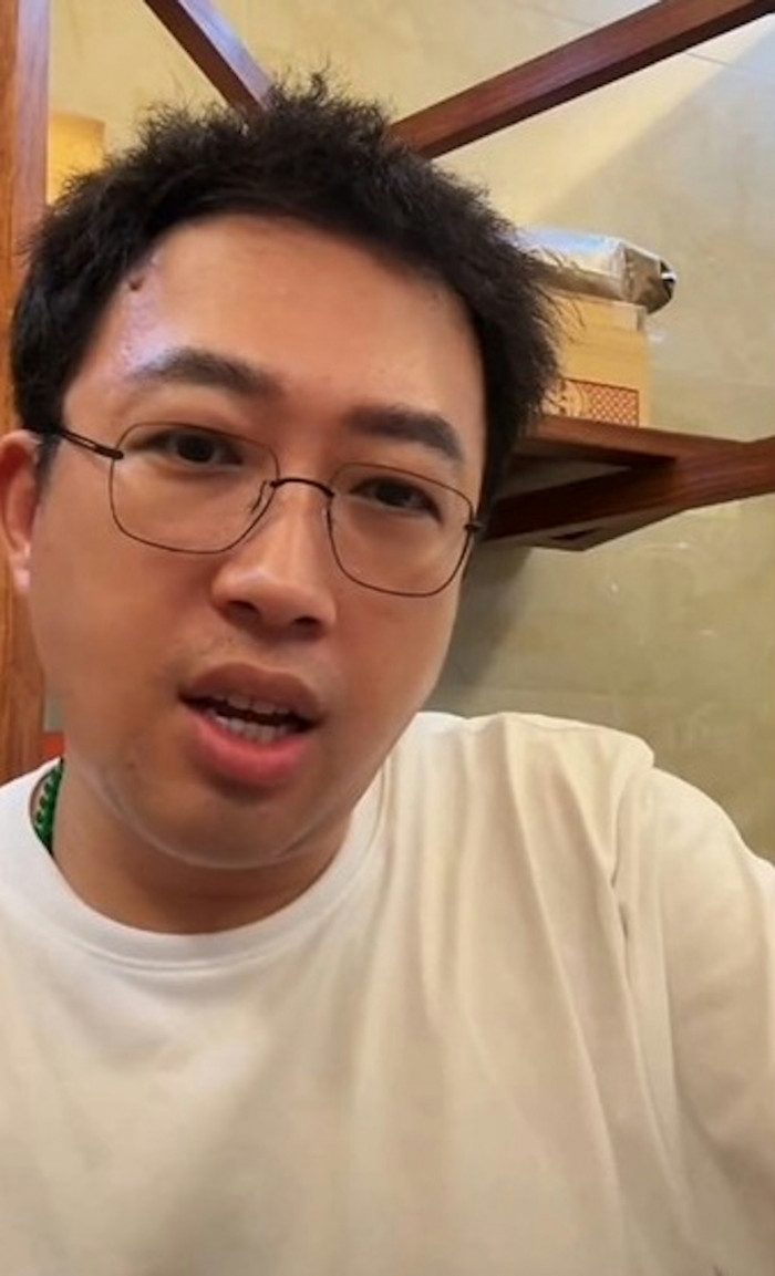 Biên kịch Vu Chính trong một buổi livestream.