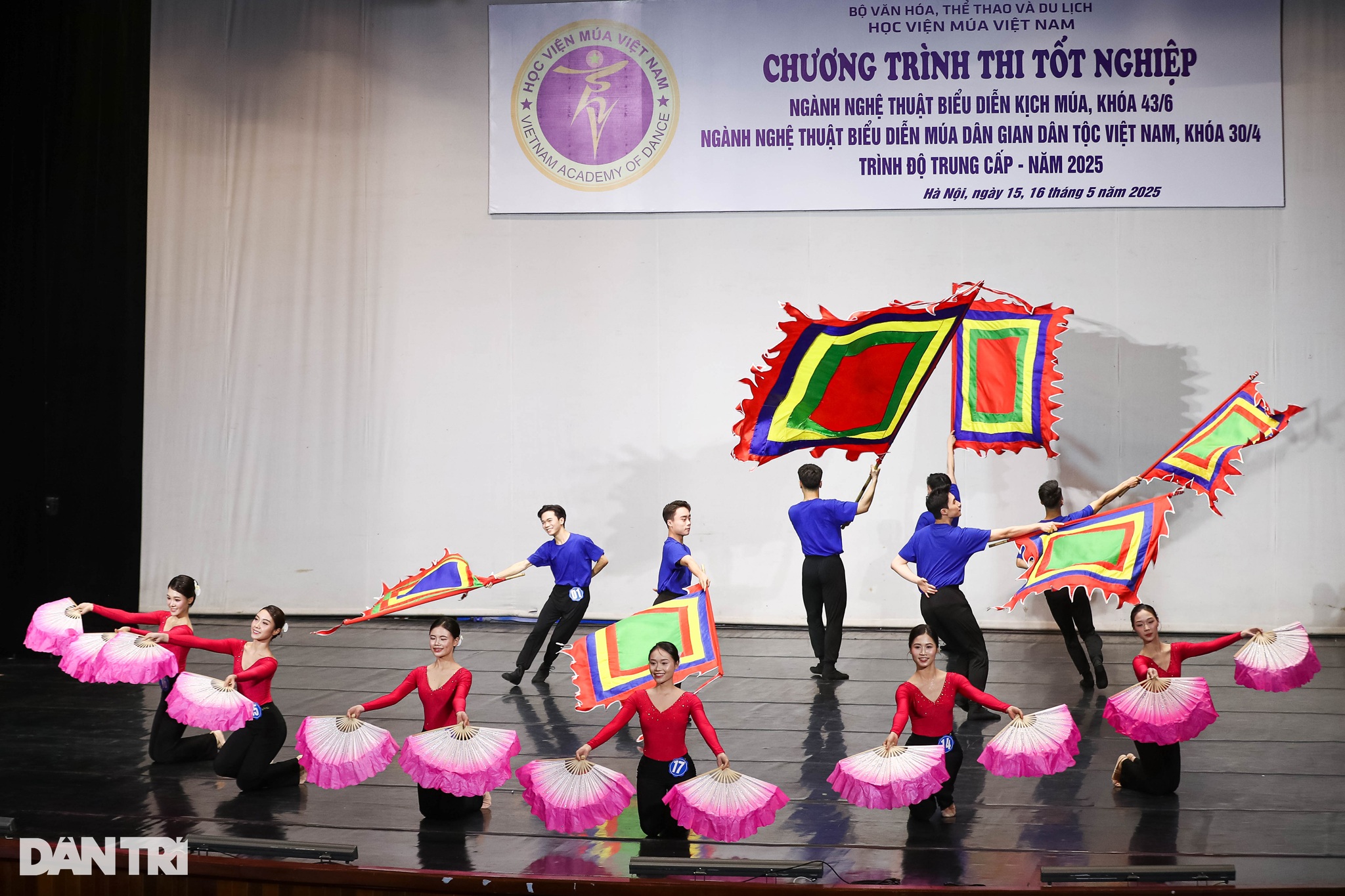 Ngắm nữ sinh trường múa trên sân khấu biểu diễn tốt nghiệp - 1