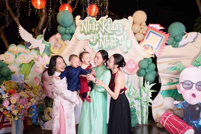 NSƯT Quách Thu Phương và Tú Oanh góp mặt trong tiệc thôi nôi của hai con nhà Phương Oanh. (Ảnh: FBNV)