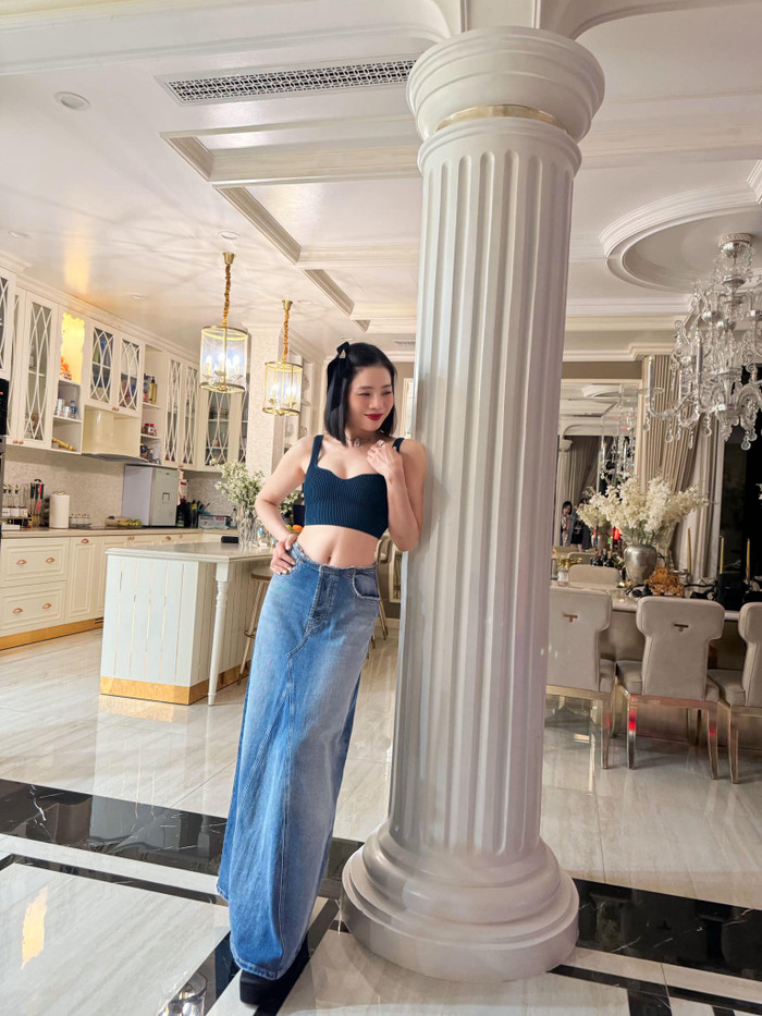 Trên mạng xã hội, 'Nữ hoàng phòng trà' thường xuyên chia sẻ hình ảnh sang chảnh bên trong căn biệt thự triệu đô. (Ảnh: FBNV)