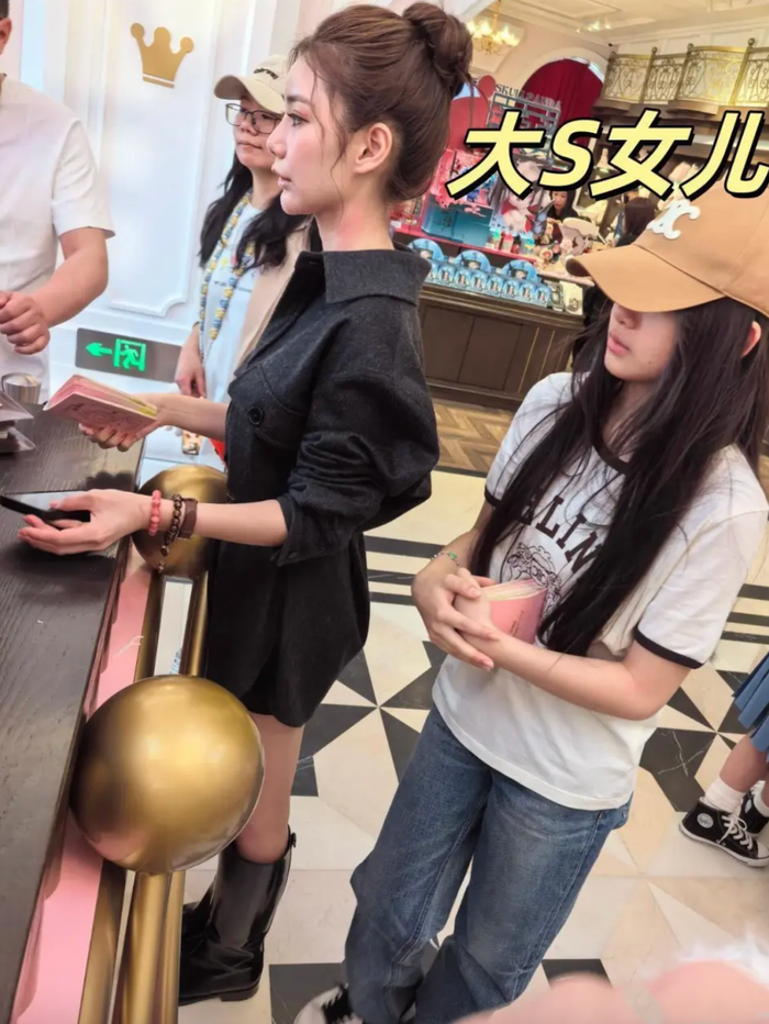 Mandy từng được bắt gặp đưa con gái Từ Hy Viên đi chơi ở chốn đông người. Ảnh: Sưu tầm