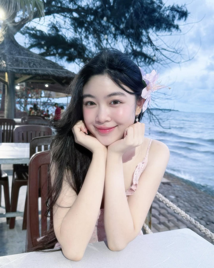 Con gái Quyền Linh tự tin khoe làn da căng bóng, mịn màng. Ảnh: IGNV