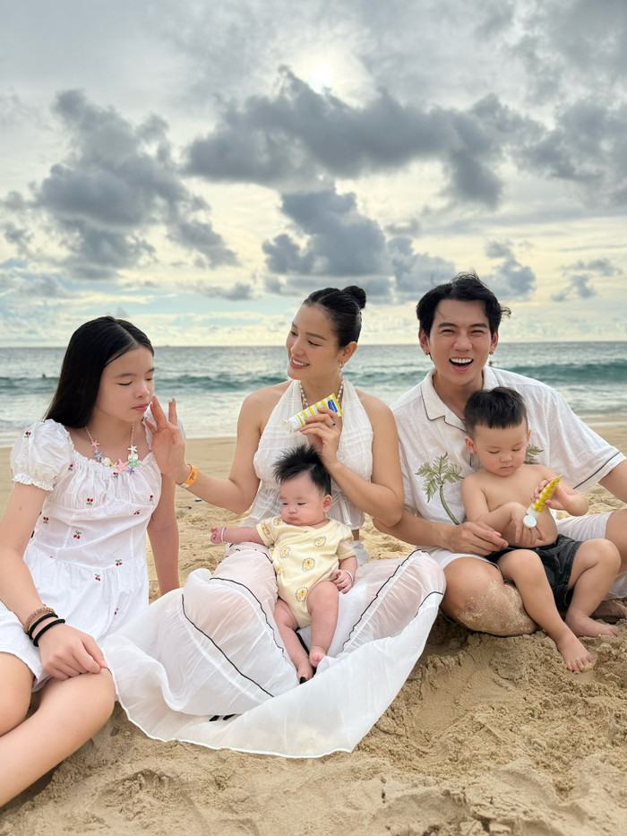 Tổ ấm hạnh phúc của Phương Trinh Jolie và Lý Bình bên các con.