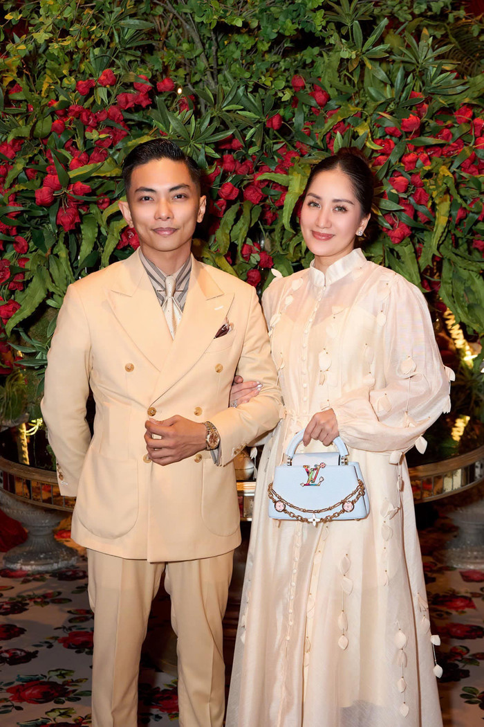 Khánh Thi và Phan Hiển khá thoải mái, cởi mở khi chia sẻ câu chuyện đời thường ở trên mạng xã hội.