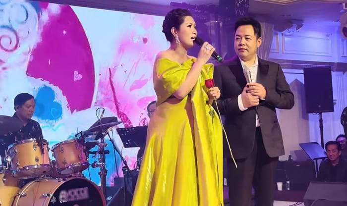 Ca sĩ Hồng Nhung để lộ bụng bầu to vượt mặt trong tháng cuối của thai kỳ.