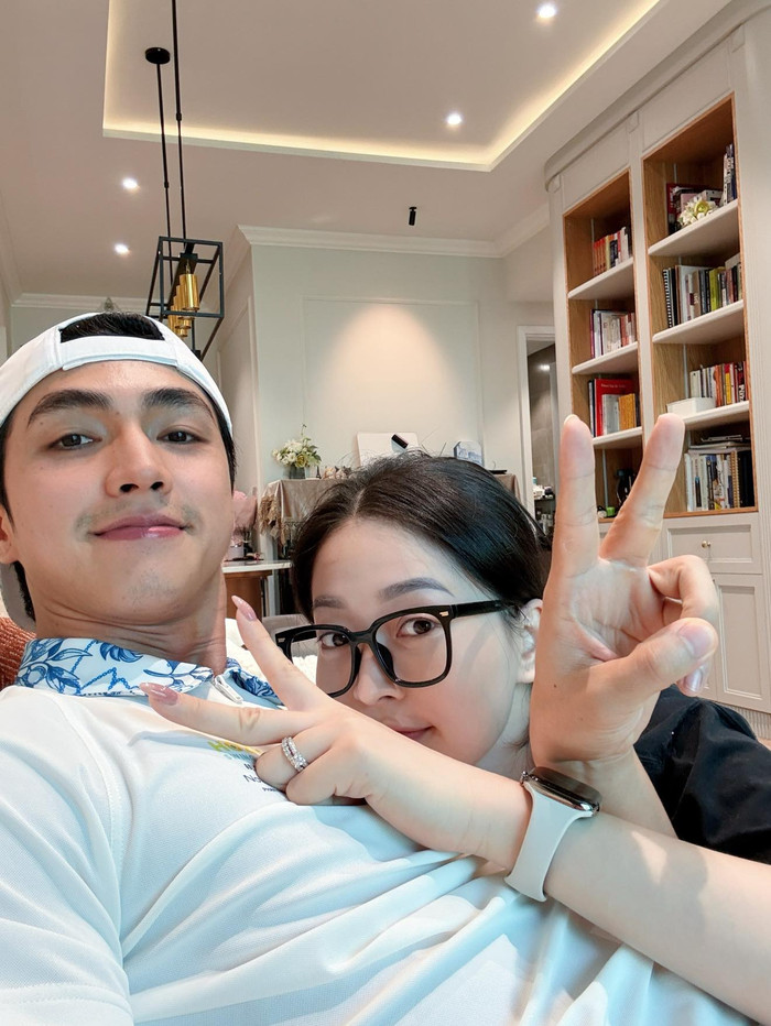 Bình An và Phương Nga là một trong những cặp đôi Vbiz có câu chuyện tình yêu đẹp. (Ảnh: FBNV)