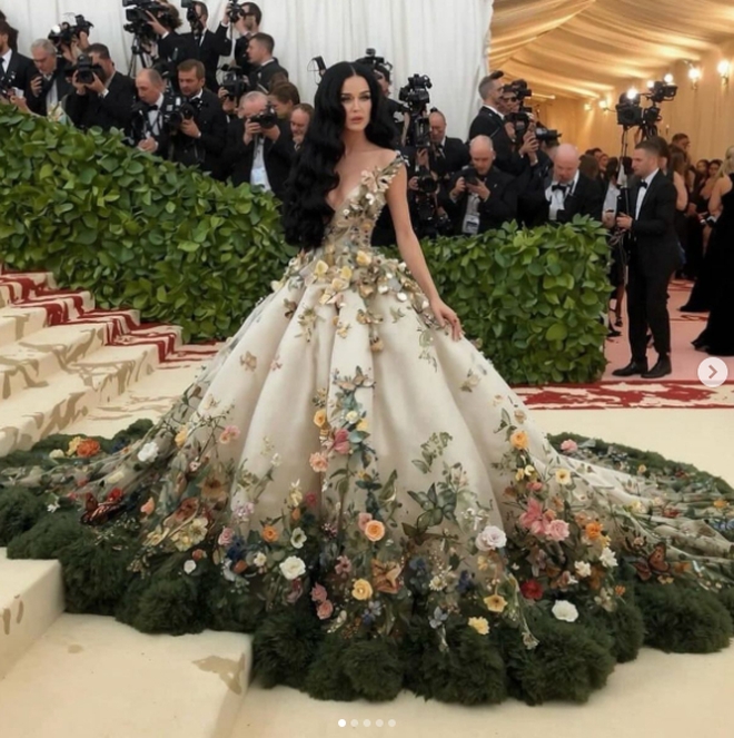 Luôn xuất hiện trong những bộ cánh cực kì ấn tượng, Katy Perry trở thành một trong những ngôi sao được săn đón hàng đầu tại Met Gala. Do đó, việc cô vắng mặt tại sự kiện vào năm 2024 đã khiến những bức hình làm từ AI này ra đời.