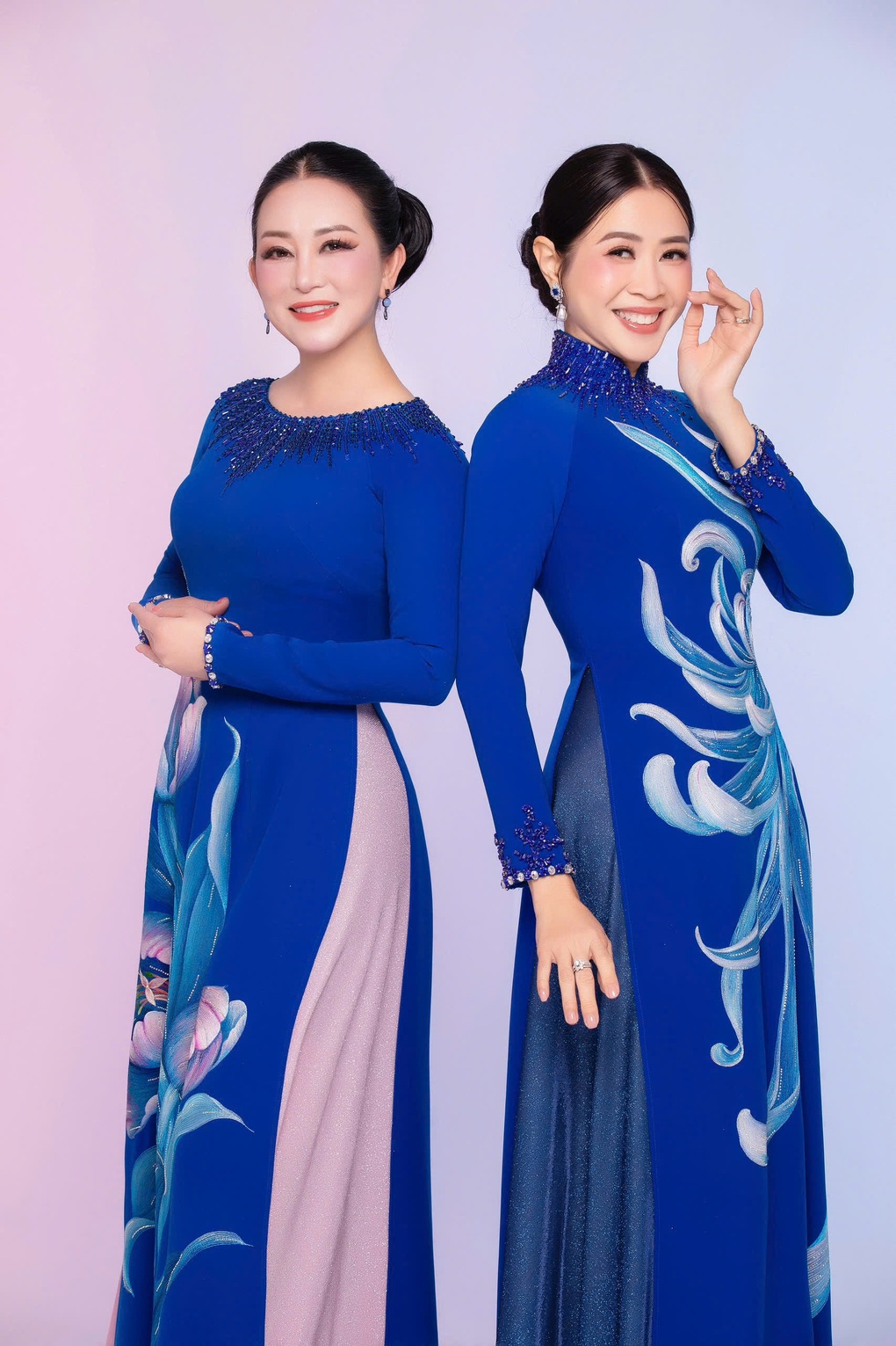 Hai nghệ sĩ đọ sắc với áo dài