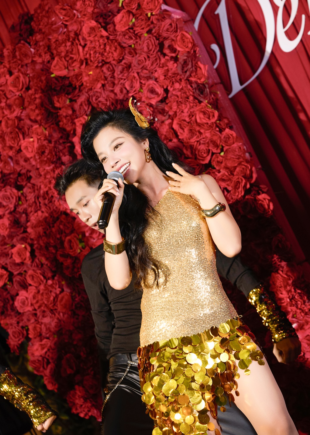 Phượng Vũ xuất hiện gợi cảm, thể hiện các ca khúc mới