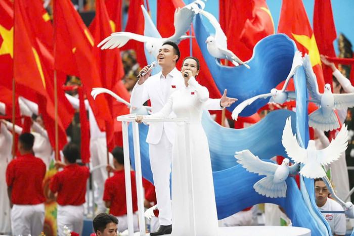 Võ Hạ Trâm trình diễn tại 'concert quốc gia', nhận được sự quan tâm của nhiều khán giả.