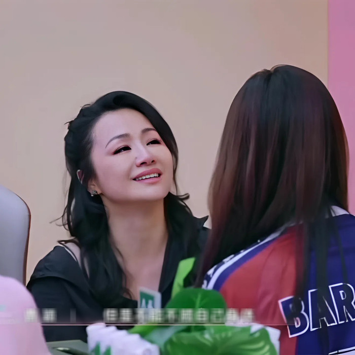 Nữ diễn viên bật khóc, lo lắng con trai nhỏ tuổi sẽ không có ai chăm sóc nếu cô gặp chuyện nghiêm trọng. (Ảnh 163)