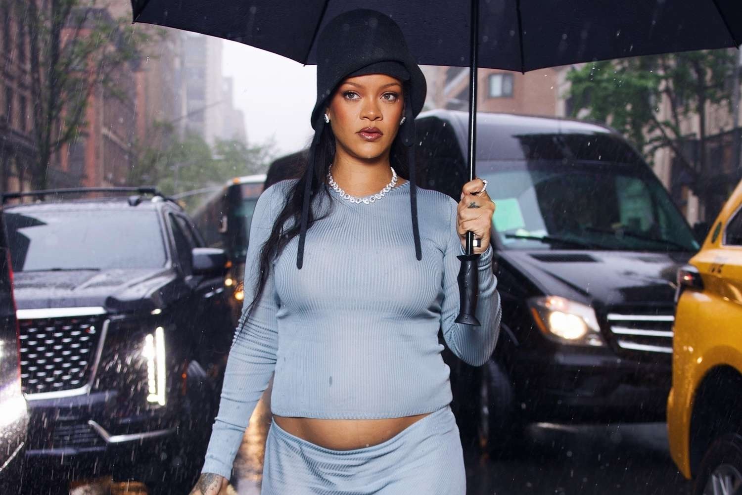 Rihanna lộ bụng bầu tại Met Gala 2025
