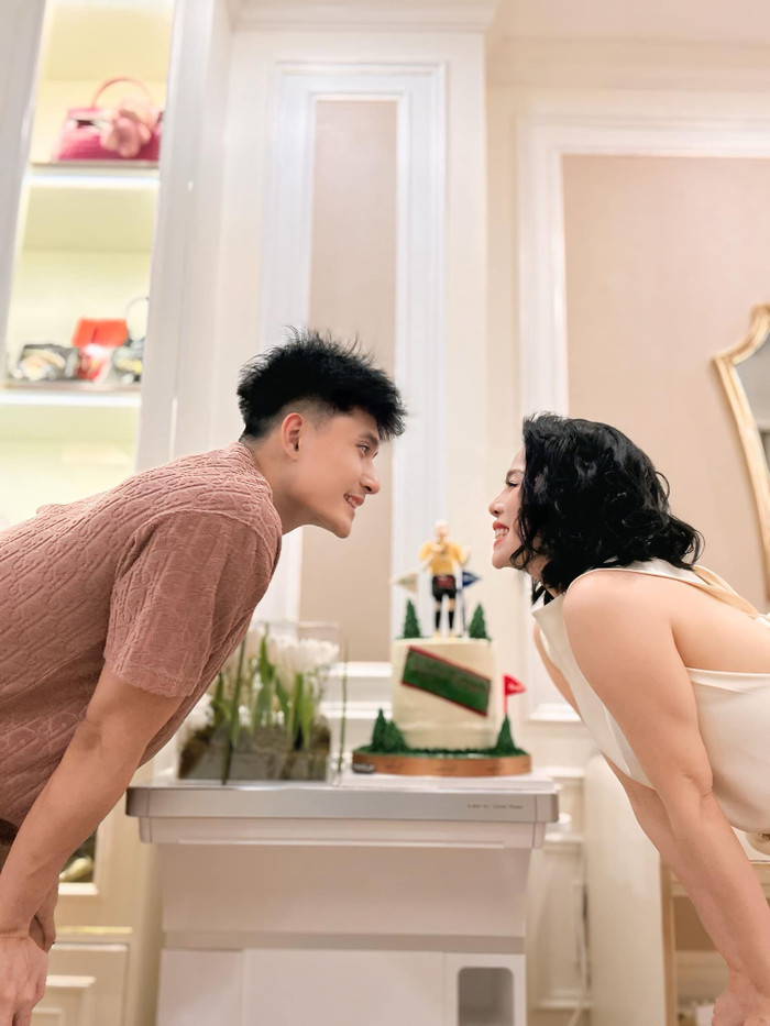 Vượt qua chuyện tuổi tác và áp lực từ dư luận, Lệ Quyên và Lâm Bảo Châu đã có 4 năm bên nhau. (Ảnh: FBNV)