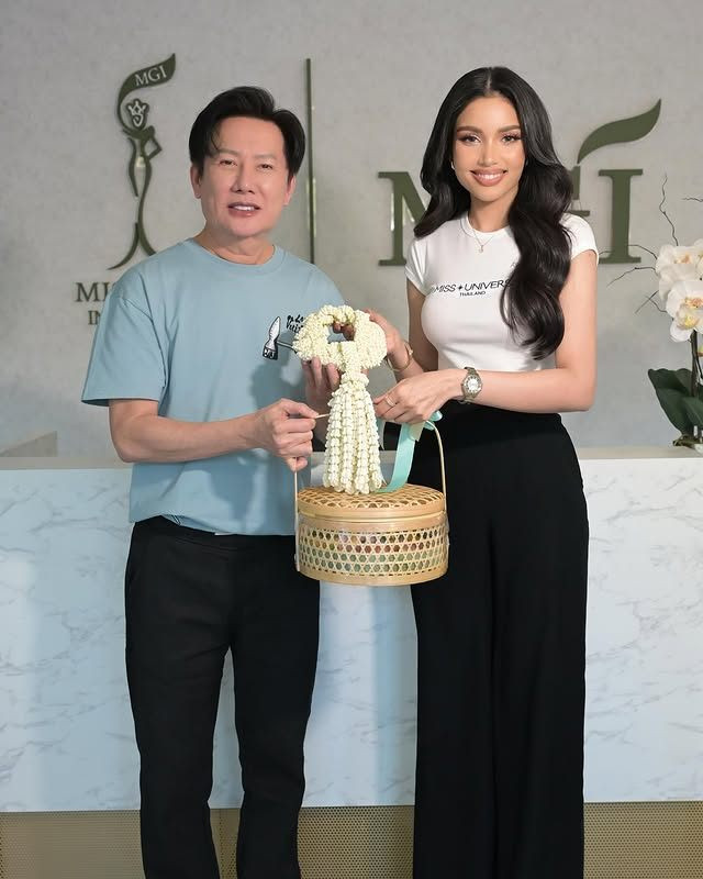 Nhiều người cho rằng Veena Praveenar Singh hủy theo dõi Anntonia Porsild để lấy lòng ông Nawat.