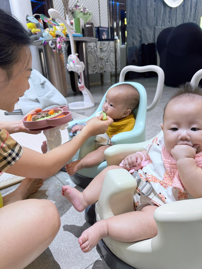 Phương Oanh thoải mái mặc đồ bộ khi ở nhà chăm con.