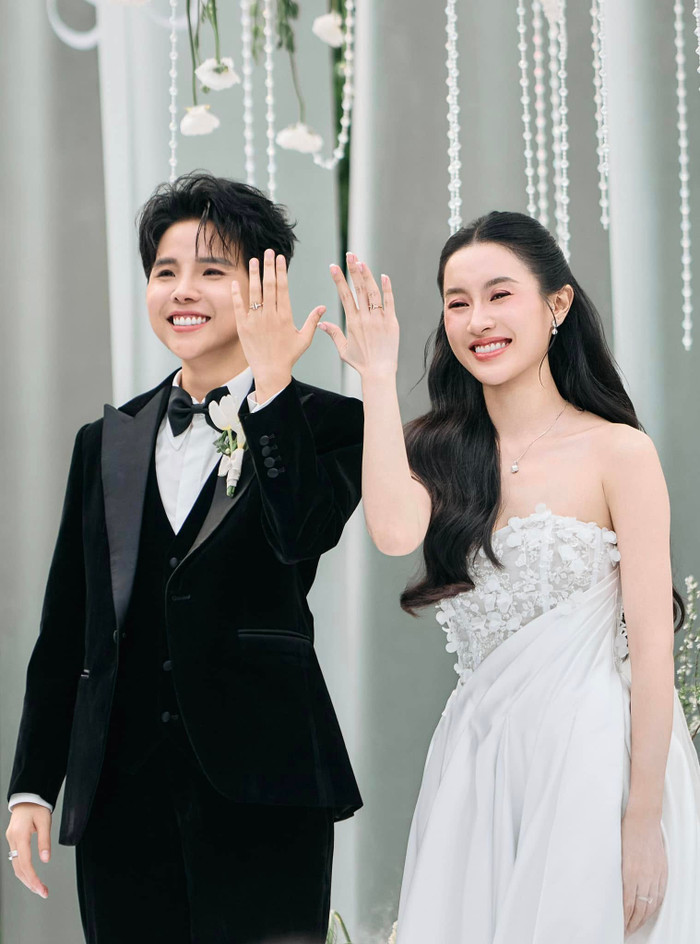 Vũ Cát Tường và vũ công Thu Trang tổ chức lễ thành đôi, chính thức về chung nhà sau 5 năm hẹn hò.