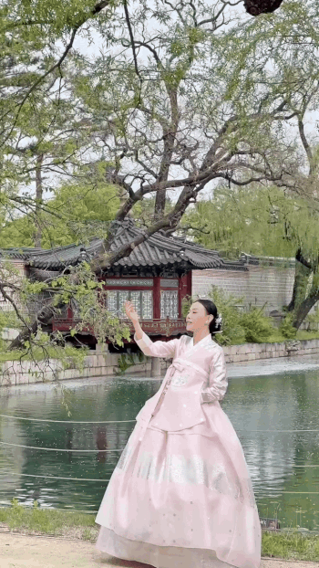 Phương Oanh diện hanbok