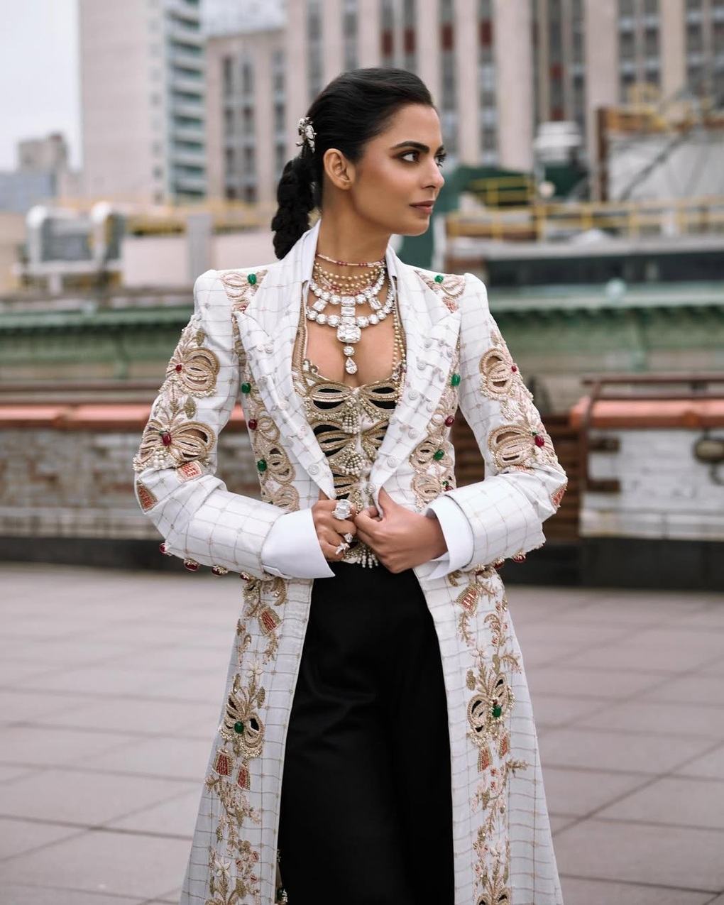 Isha Ambani diện bộ trang sức quý giá dự Met Gala 2025.