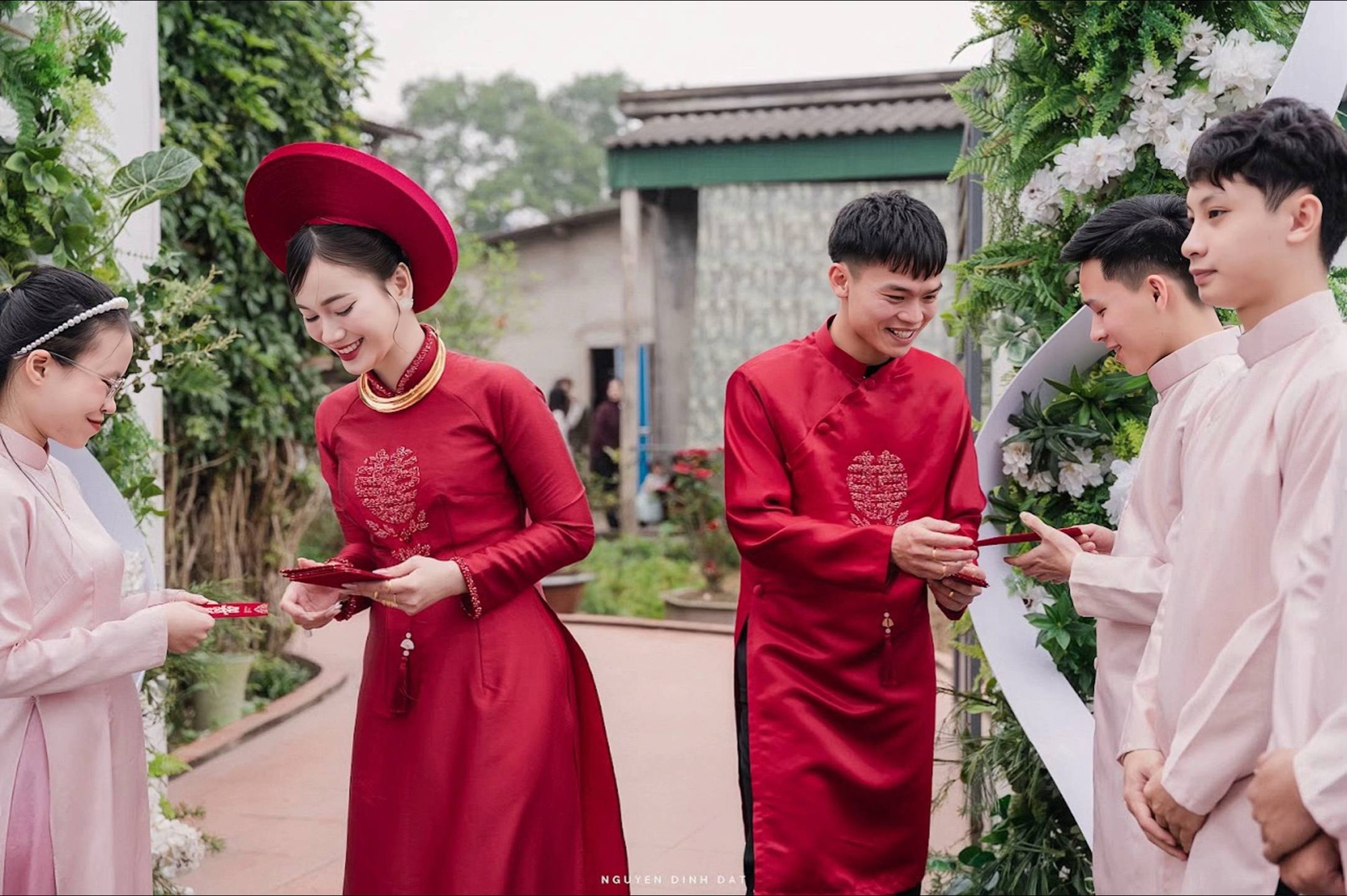 Hồ Văn Cường tươi rói trong lễ ăn hỏi