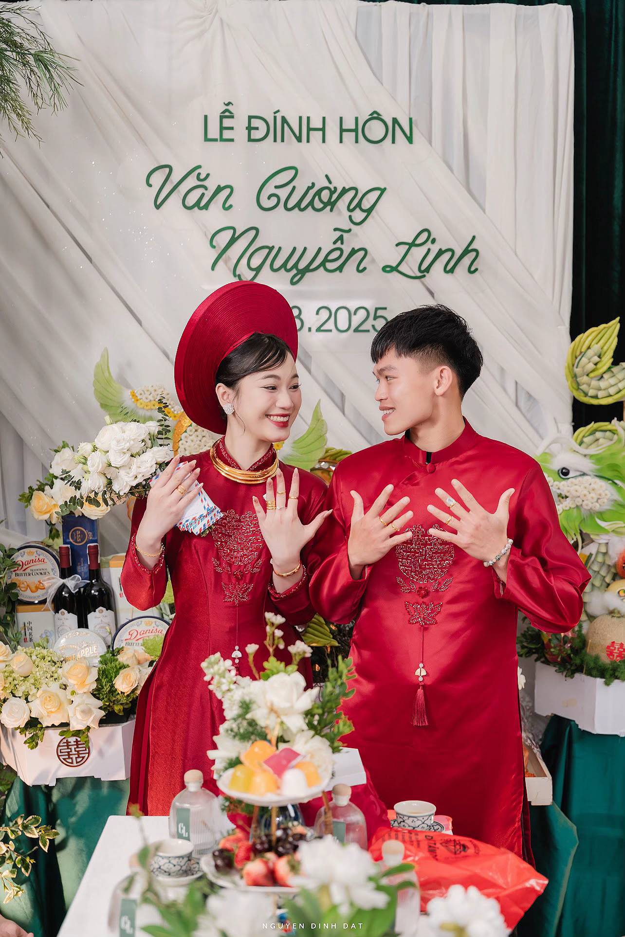 Cặp đôi hạnh phúc khoe vàng được người thân tặng