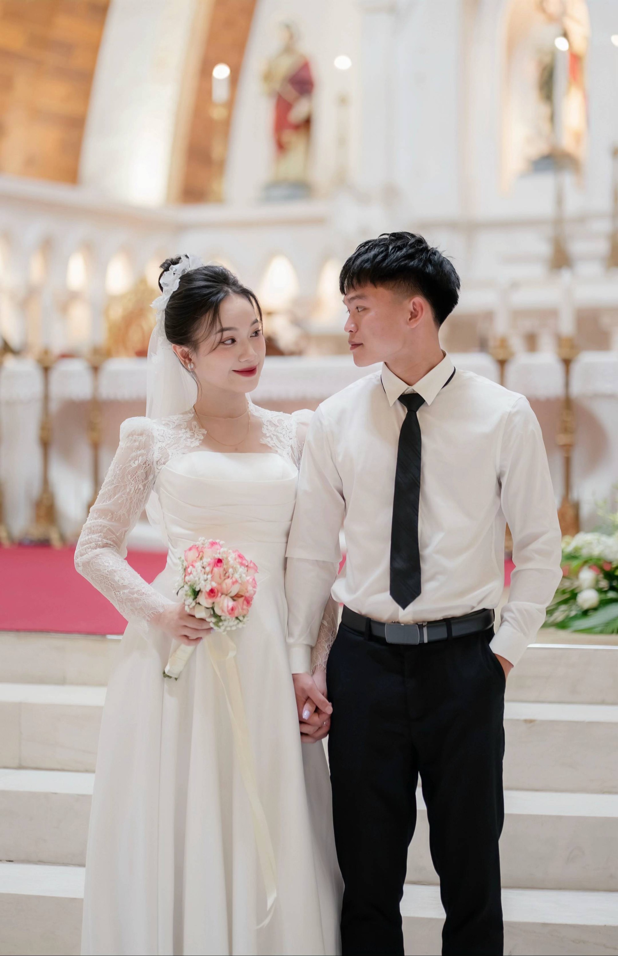 Khoảnh khắc trong lễ cưới diễn ra tại nhà thờ của cặp đôi