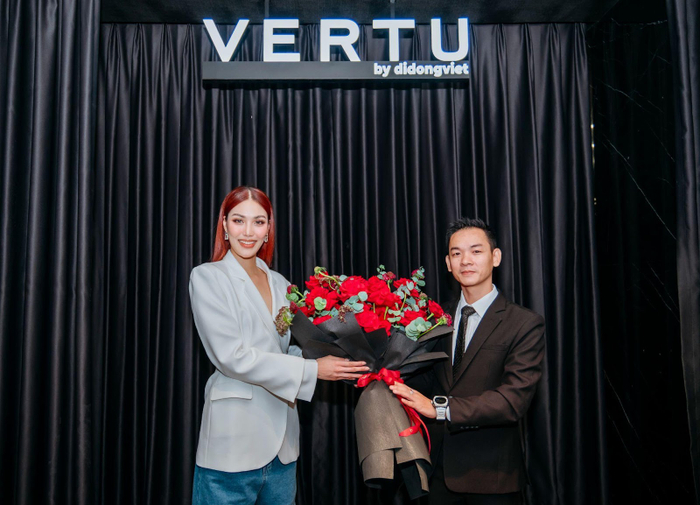 Siêu mẫu Lan Khuê trong vai trò mới - đại sứ thương hiệu Vertu tại Việt Nam.