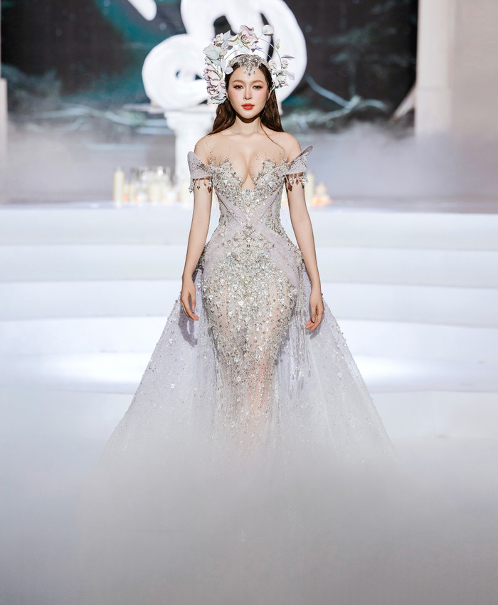 Hoa hậu Kiều Duy mở màn show diễn