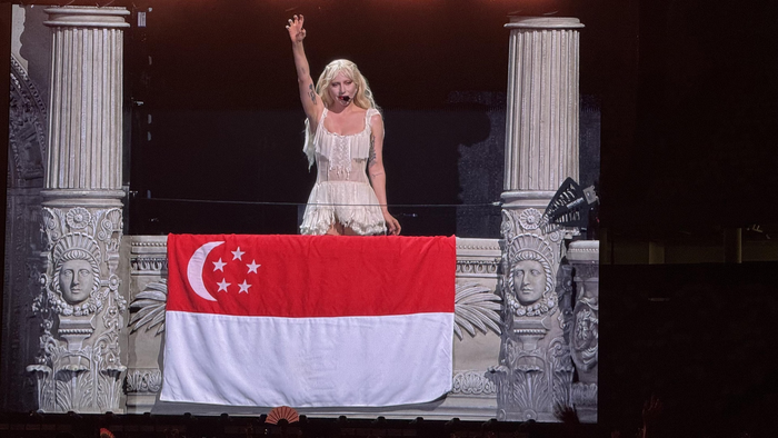 Nữ ca sĩ gạo cội Hồng Kông bị làm phiền tại concert Lady Gaga, dân mạng bức xúc Ảnh 1