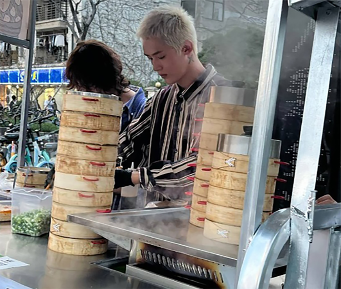 Từ Bính Siêu bán bánh bao vỉa hè.