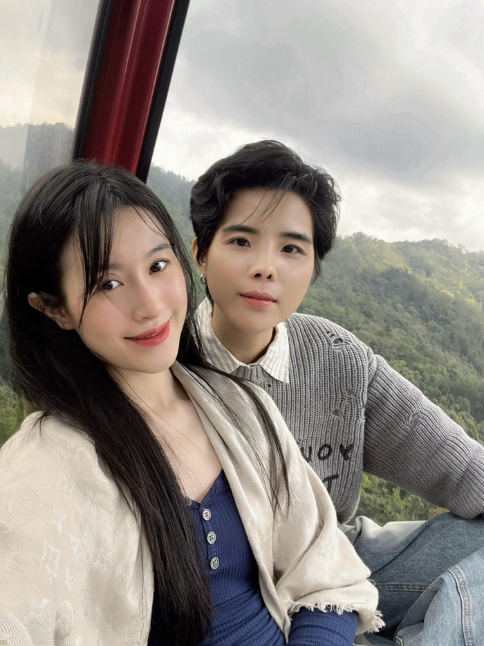 Sau lễ thành đôi, bạn đời thường xuyên đồng hành cùng Vũ Cát Tường khi đi biểu diễn.
