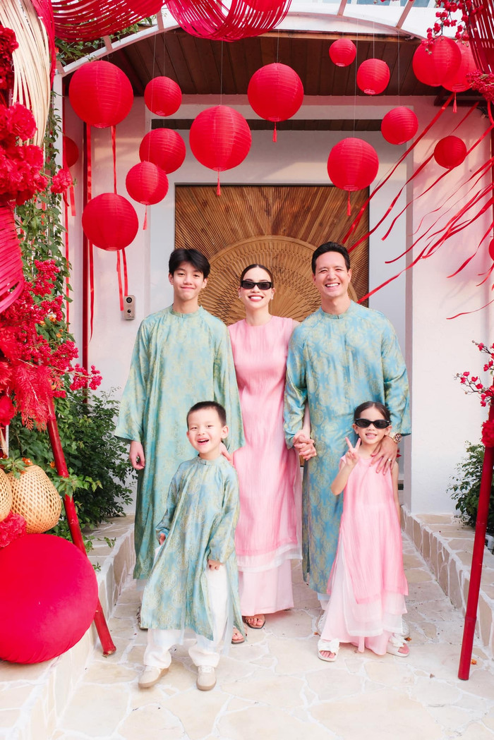 Gia đình nhỏ của Hồ Ngọc Hà - Kim Lý chụp ảnh vào dịp Tết Nguyên đán năm nay.