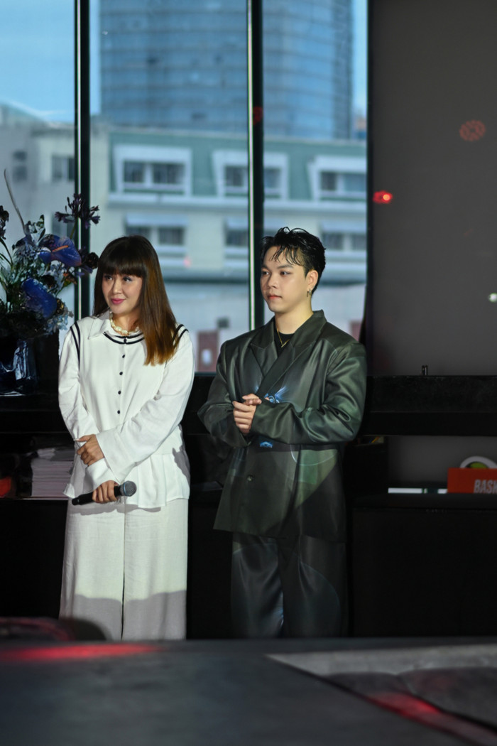 Nhạc sĩ Lưu Thiên Hương tại sự kiện ra mắt EP và MV của cô và học trò Trung Bùi.