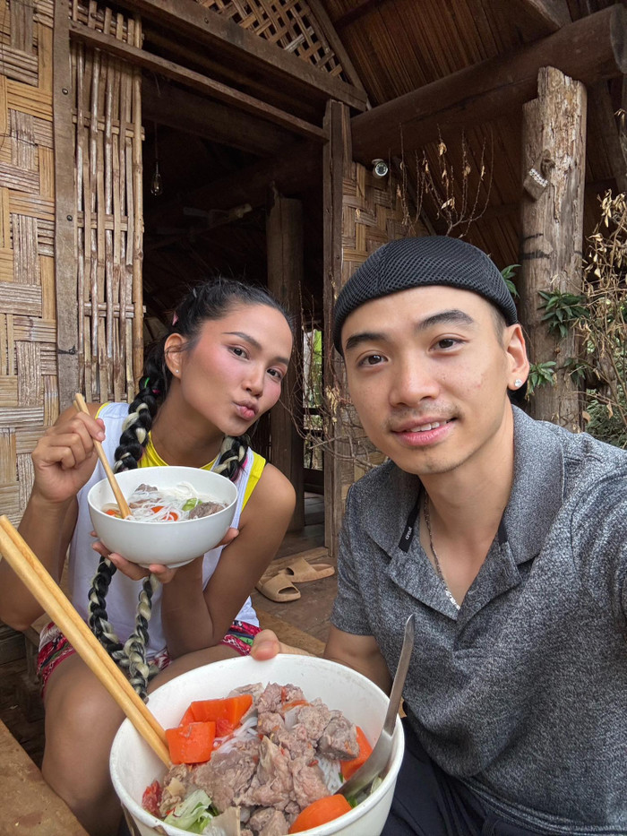 Hoa hậu H'Hen Niê có cuộc sống hạnh phúc, bình yên với chồng sau kết hôn.
