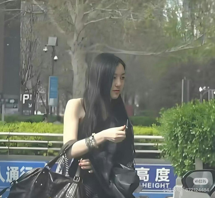 Con gái 'thiên hậu' Vương Phi lộ diện hậu phẫu thuật hở hàm ếch Ảnh 2