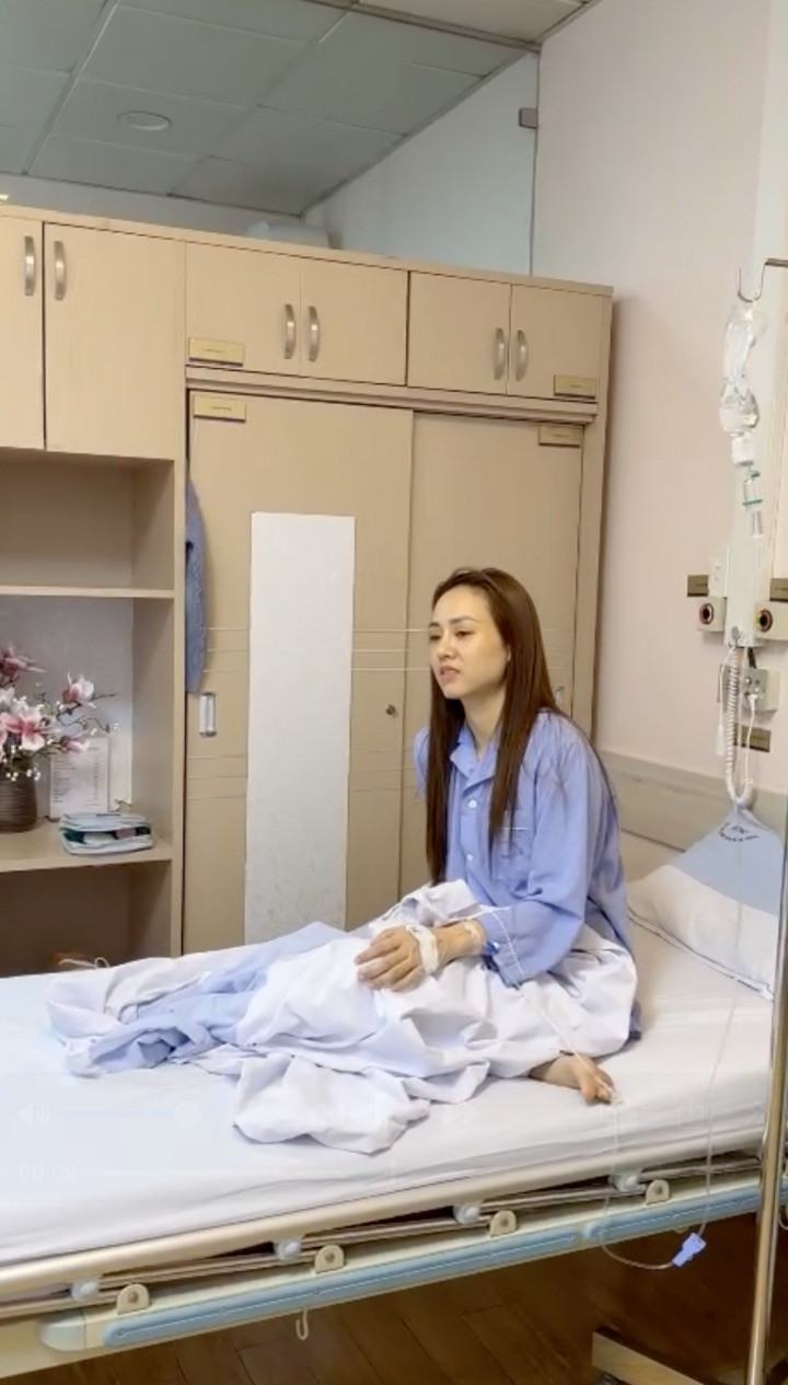 Hình ảnh Ngọc Hà khi nằm viện phẫu thuật