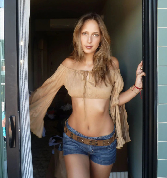 Aydan Nix, em gái cùng cha khác mẹ của Gigi và Bella Hadid