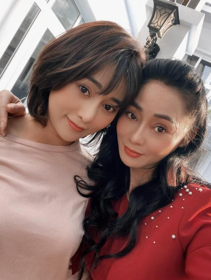 Phương Oanh và Quách Thu Phương thân thiết sau khi tham gia bộ phim Hương Vị Tình Thân. (Ảnh: FBNV)