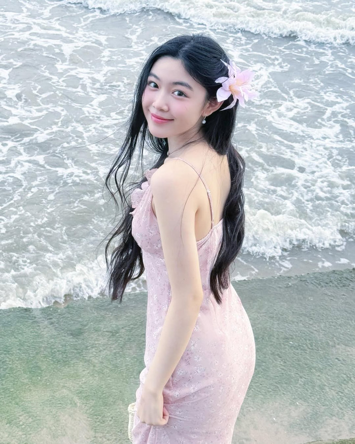 Ái nữ nhà Quyền Linh tự tin phô trọn thân hình mảnh mai với váy hai dây. Ảnh: IGNV