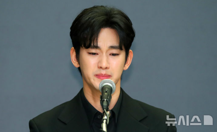 Kim Soo Hyun trong buổi họp báo diễn ra vào tháng 3 vừa qua. Ảnh: Newsis