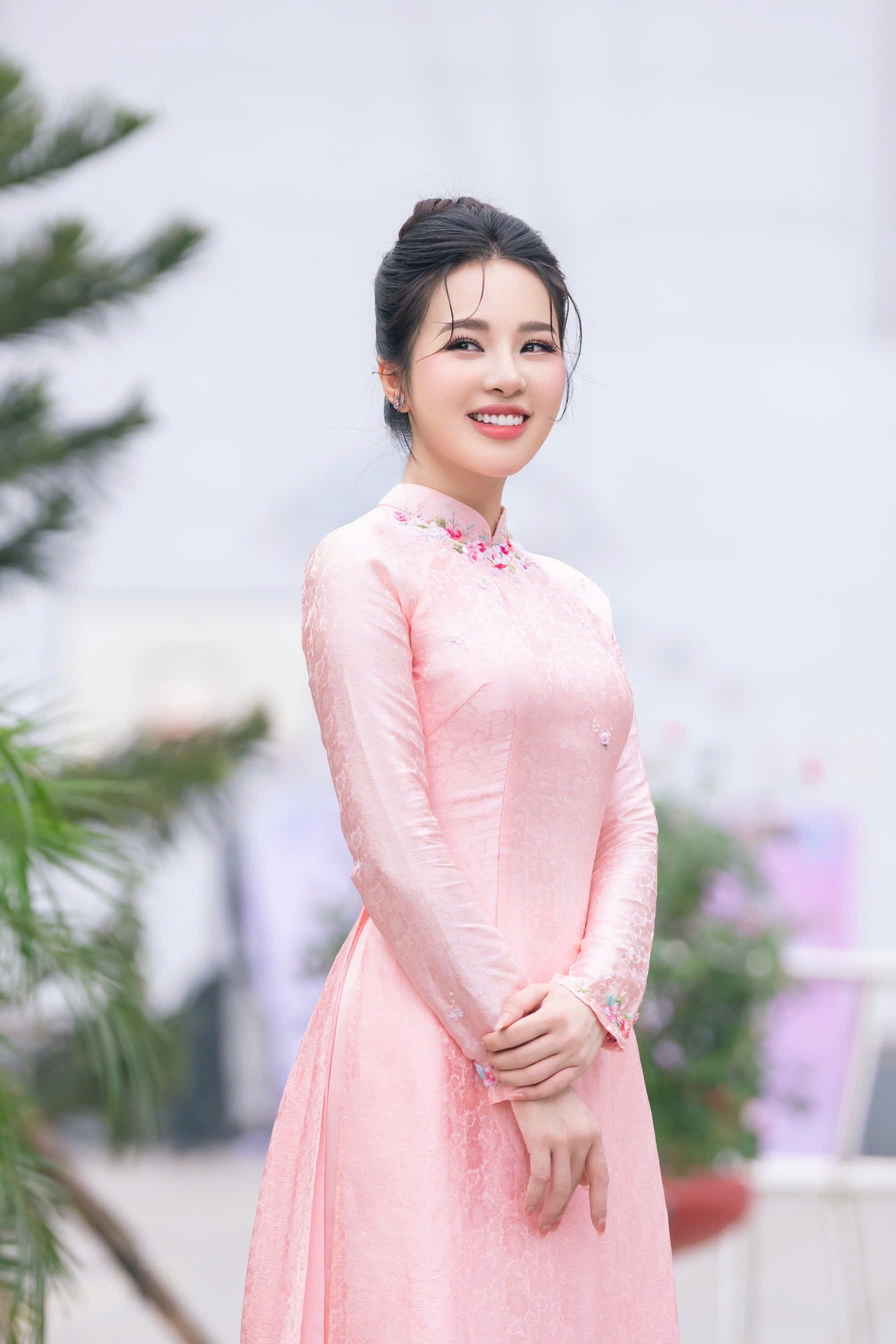 Đỗ Hà Trang diện áo dài, rạng rỡ trong bộ ảnh mới