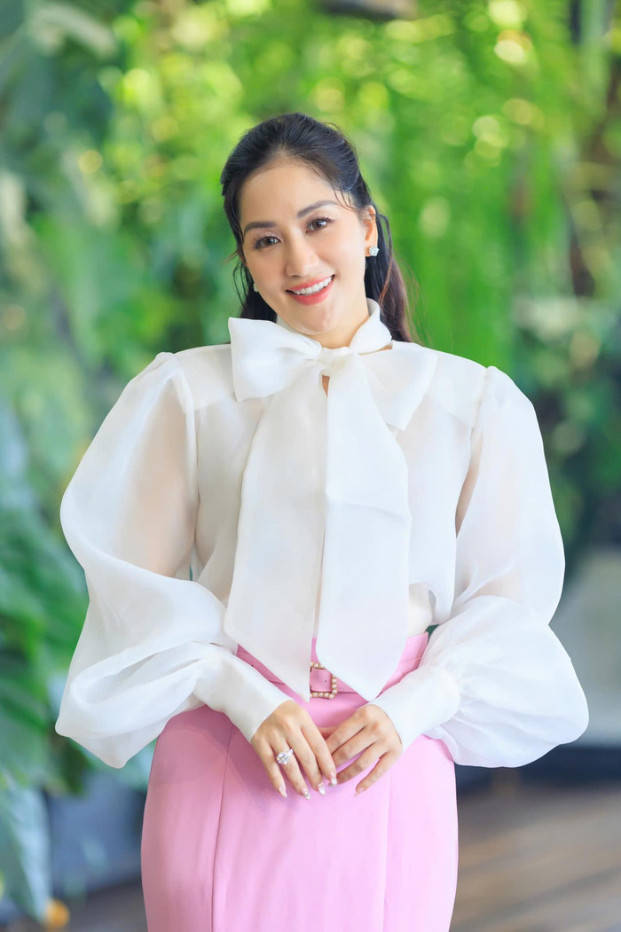 Khánh Thi thể hiện sự chuyên nghiệp dù luôn bận rộn với lịch trình công việc dày đặc.