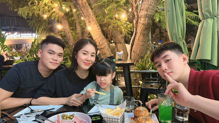 Khung ảnh hạnh phúc của Lê Phương bên Trung Kiên và hai con.