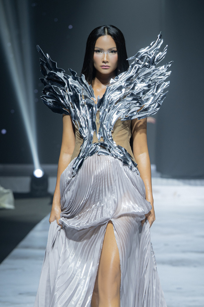H'Hen Niê trên sàn catwalk