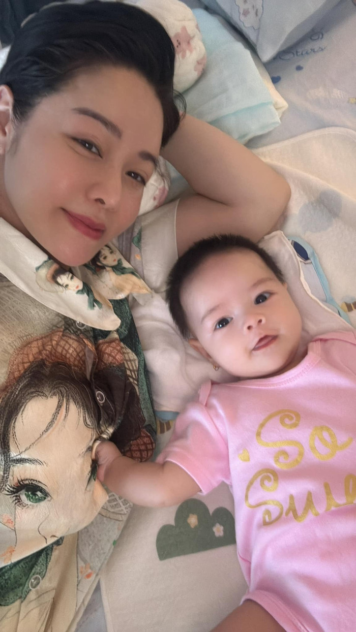 Nhật Kim Anh bên cạnh con gái Julia. (Ảnh: FBNV)