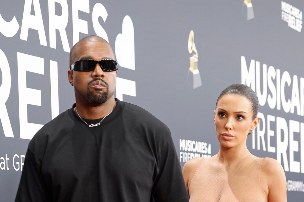 Bianca Censori xuất hiện gây tranh cãi tại lễ trao giải Grammy 2025
