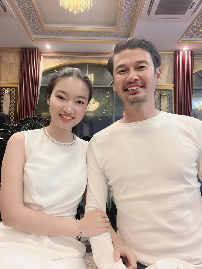 Tiết Cương bên cạnh vợ kém 26 tuổi - Ngọc Thưởng.