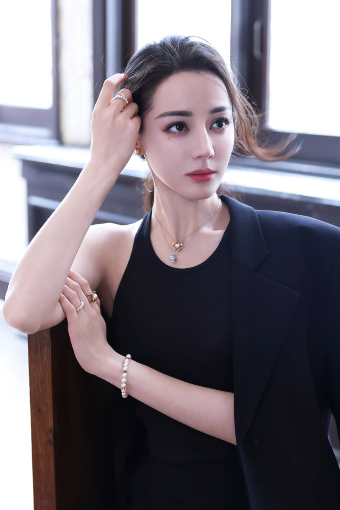 Địch Lệ Nhiệt Ba là mỹ nhân Tân Cương nổi bật trong giới showbiz Hoa ngữ. Ảnh: Sưu tầm