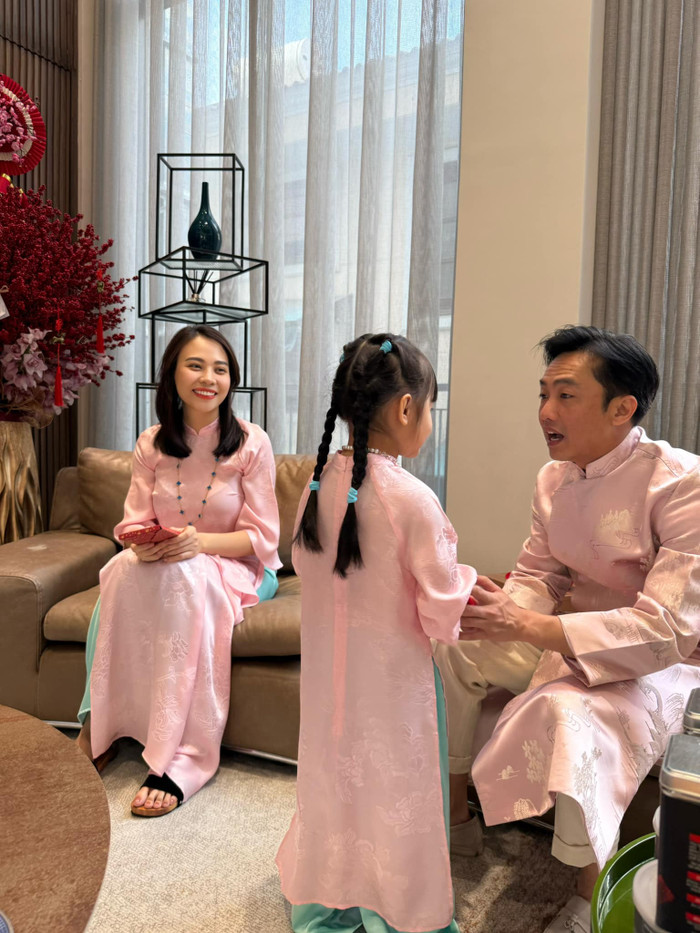 Con gái của vợ chồng Cường Đô La chuẩn bị vào lớp Một. (Ảnh FBNV)