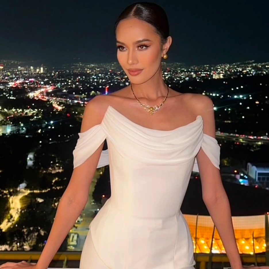 Opal Suchata Chuangsri trong trang phục gợi cảm